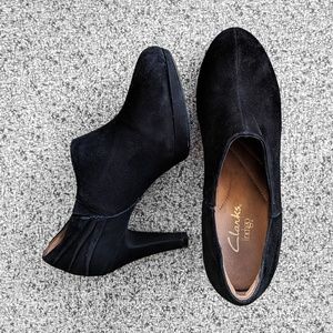 Clarks Indigo Black Round Toe Suede Booties